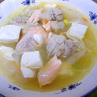 鶏肉・豆腐・鮭・大根のスープ